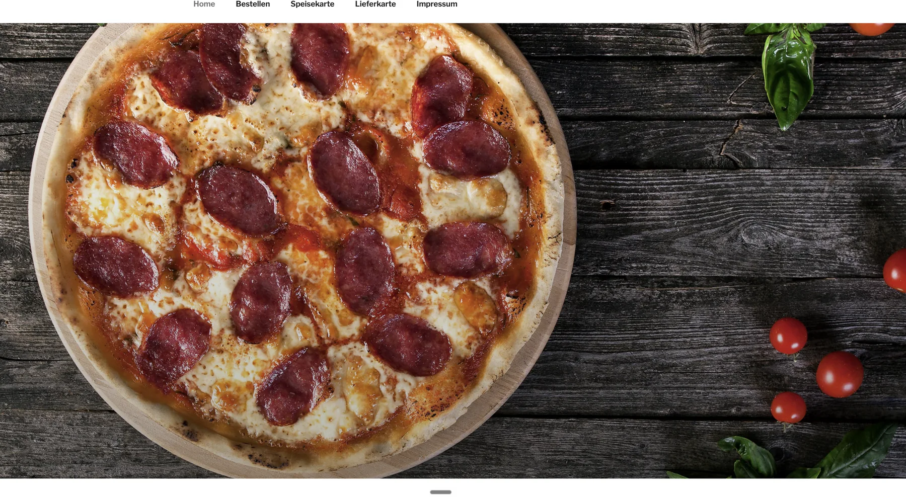 Salamipizza auf dunklem Holztisch mit Tomaten und Basilikum